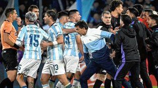 El DT de Racing amagó con retirar el equipo en la derrota ante Barracas Central