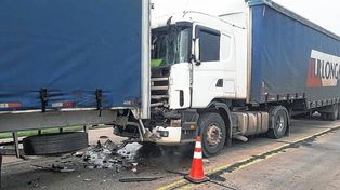 Un camión esperaba en el semáforo y de atrás llegó otro y lo impactó a baja velocidad.