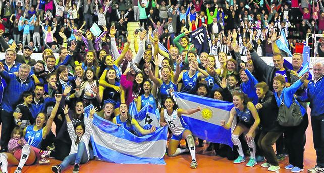 La celebración.Las chicas argentinas coronaron el mejor Mundial en Newells.