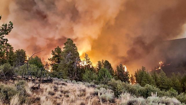 El incendio forestal más grande de Estados Unidos se expande por Oregon