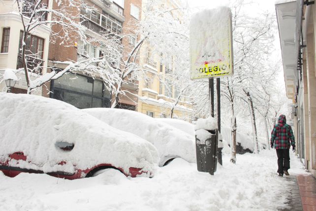 Autos cubiertos de nieve por el fuerte temporal que azota a Madrid.