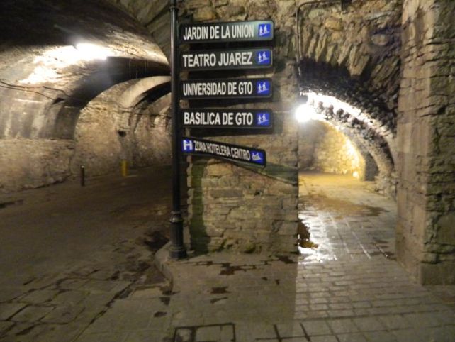 Los carteles indicativos son una constante en los túneles de Guanajuato.&nbsp;