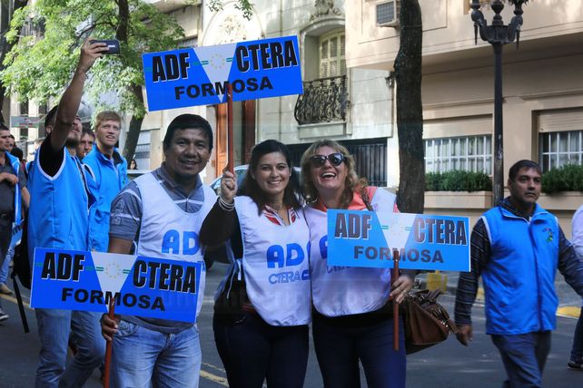 Partió desde Paraná, la columna de docentes del NEA en el marco de la Marcha Federal Educativa