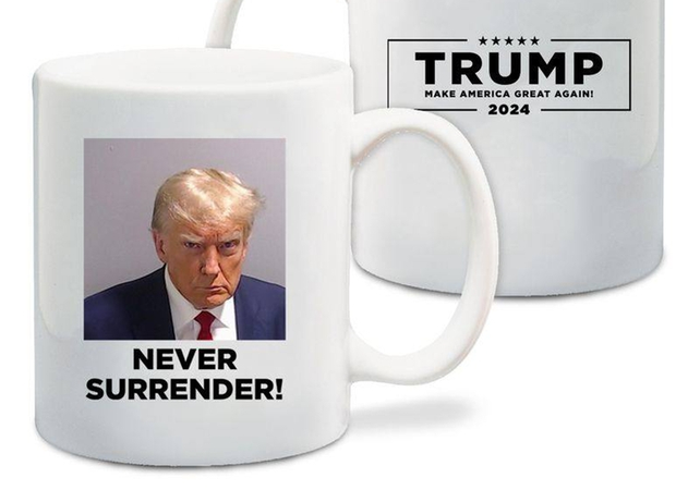 La taza con la foto policial de Trump y la frase Nunca te tindas!
