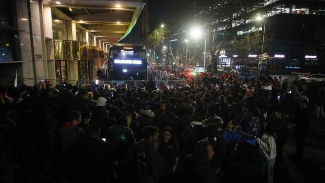 La llegada de la selección argentina al hotel fue un caos.