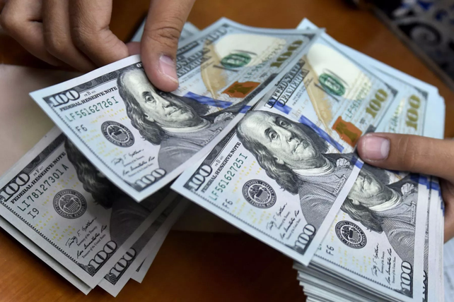El dólar informal cerró la jornada del viernes subiendo tres pesos, comercializándose en 284 para la compra y 288 para la venta.
