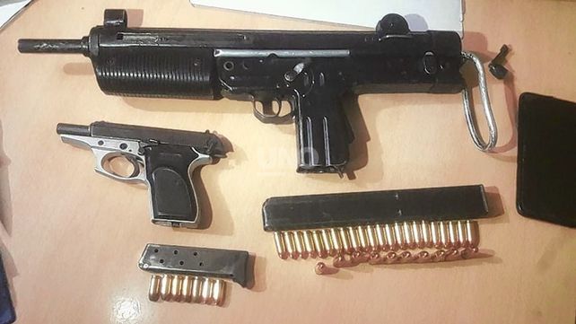 Armas secuestradas: una ametralladora FMK 3 cargada y una pistola calibre 380.