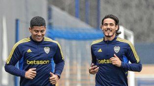 Cavani en el entrenamiento en Boca junto a Rojo.