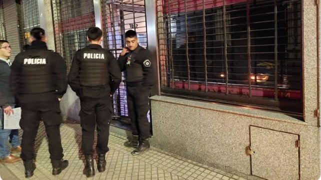 Personal policial acudió a una joyería de Maipú al 1000 tras sonar la alarma esta madrugada. Los delincuentes hicieron un boquete para ingresar.&nbsp;