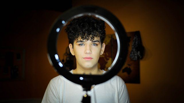 Nicolás y sus luces para hacer videos en TiK Tok.