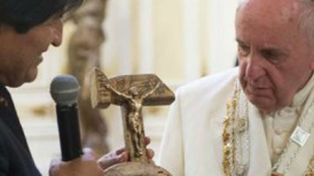 Evo le regaló a Francisco una polémica cruz hecha con una hoz y un martillo