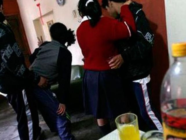 Concursos de sexo oral: nenas se pintan los labios y gana el compañero queda con el pene más colorido