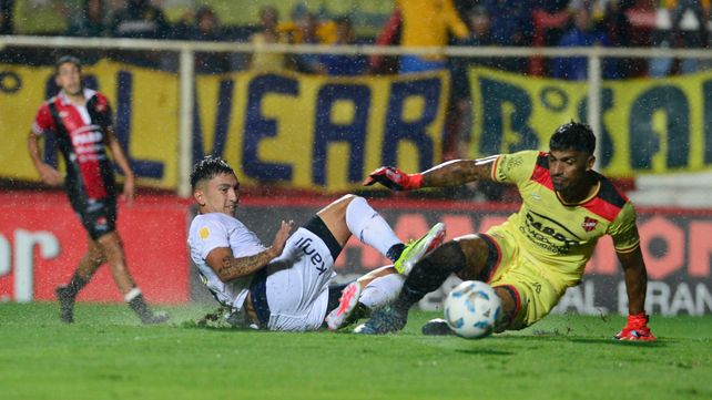 Tobías Cervera se anticipa al arquero y marca el tanto de Central ante Douglas, por Copa Argentina.