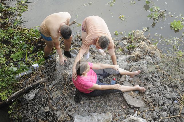 VIDEO: en un confuso episodio, Prefectura rescató a una mujer de la laguna Setúbal
