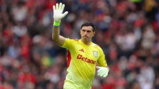 Dibu Martínez llegó a los 250 partidos en el arco de Aston Villa.