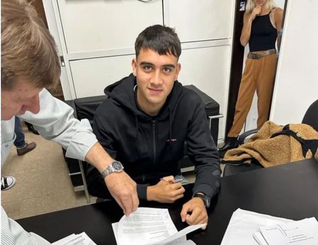 El chico Buonanotte estampó la firma en el contrato y de ahora en más jugará en la Premier League.