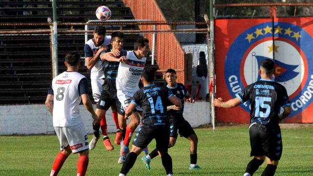 Desilusión charrúa. Central Córdoba perdió ante Laferrere y no pudo ingresar al reducido. El sueño de ascenso quedó para otra temporada.