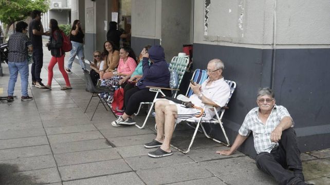 El panorama en Rosario Norte. Gente haciendo cola para comprar pasajes para viajar a Mar del Plata en tren.