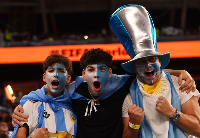 En fotos: las postales con hinchas argentinos alentando en el partido decisivo contra Polonia