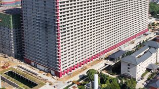 Escala. La torre de la derecha ya está terminada y en plena producción. A su lado se construye el segundo edificio.&nbsp;