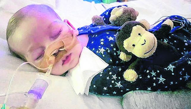 espeluznante. El bebé Charlie Gard sufre una grave enfermedad por la que la Justicia ordenó la eutanasia.