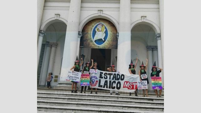#8M Reclamaron un Estado laico con una intervención frente a la Catedral de Paraná