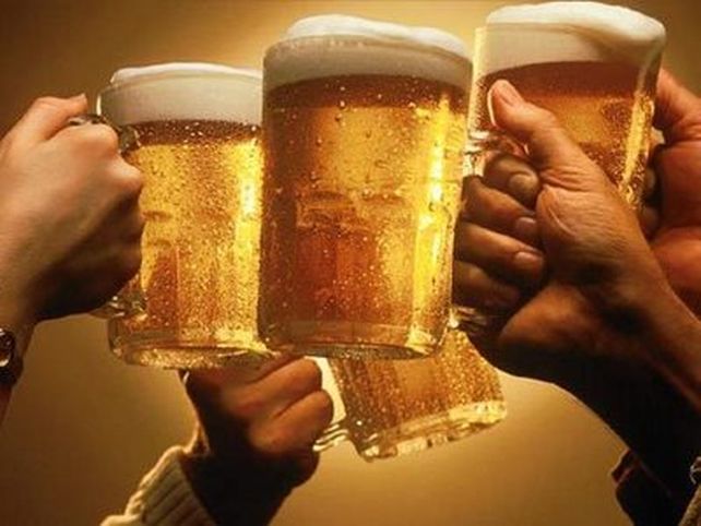Expertos en física y fluidos te explican porqué se desborda la espuma de la cerveza