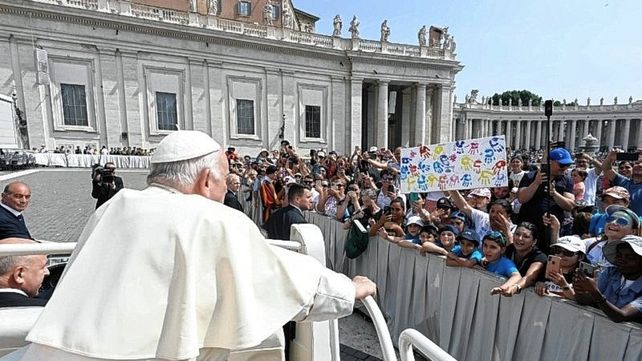 El pontífice argentino Jorge Bergoglio retomó su actividad de los miércoles con la audiencia general y recibió el cariño de los fieles que allí se encontraban