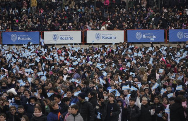 Celeste, blanco y emotivo: alumnos de cuarto grado comenzaron a prometer lealtad a la bandera