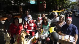 Un sector de los taxistas le llevó regalos de Navidad a los jubilados, y luego pidió un aumento tarifario del 25% en el Concejo Municipal.