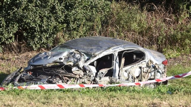 Destrozado. El vehículo que conducía el joven quedó destruido al costado de la banquina. Se presume que circulaba de norte a sur por la ruta.