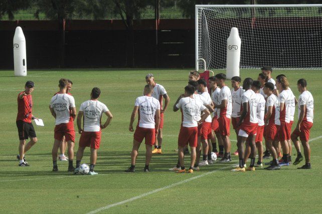 Mauricio Larriera da indicaciones frente a los jugadores.