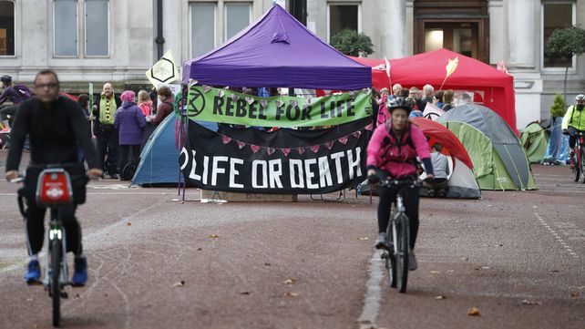 Manifestantes en Londres piden acciones urgentes para contrarrestar el calentamiento global