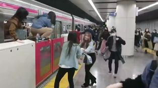 Halloween terrorífico: vestido del Joker apuñaló a 17 pasajeros dentro de un tren