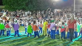 El CGE y diferentes instituciones educativas proponen el consumo de frutas durante el tiempo de merienda en la escuela.
