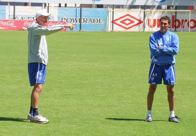 Hinchas de Central ciento por ciento. Flores junto al Patón Bauza, con quien trabajó en Liga Universitaria de Quito.