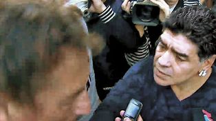 Maradona increpó y le pegó un cachetazo a un periodista a la salida del teatro