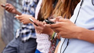 Las redes sociales y las pantallas son el ámbito donde un amplio sector de la población joven accede a la información política, atravesados por trolls, haters y cuentas falsas.