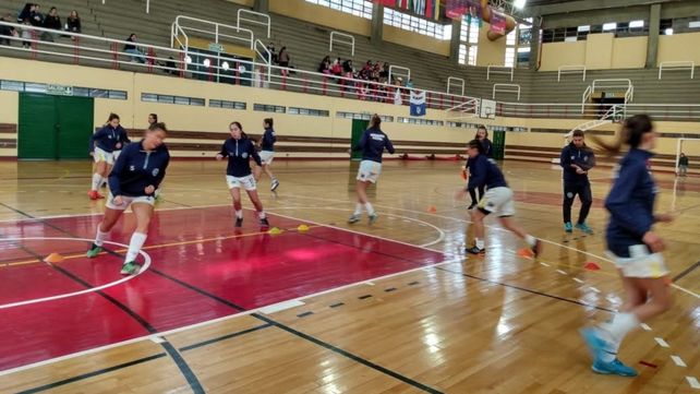 Listas. El seleccionado femenino de la Rosarina se prepara para recibir a la Argentina.