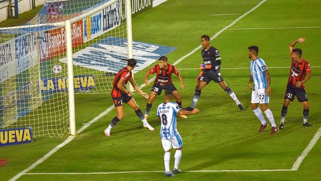 Guillermo Acosta ya sacó el disparo que se convirtió en el 1 a 1. El gol debió ser anulado por posición adelantada.