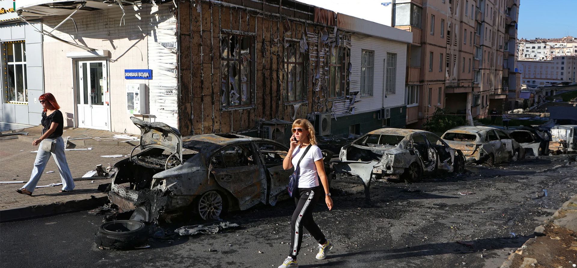 Una mujer pasa junto a coches quemados cerca de un edificio residencial tras un bombardeo que las autoridades locales atribuyeron al ejército ucraniano. Belgorod, Rusia Fotografía: Reuters