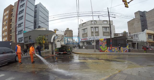 El líquido cloacal fue lavado Corrientes para abajo con una manguera. Foto UNO Juan Manuel Kunzi. &nbsp;