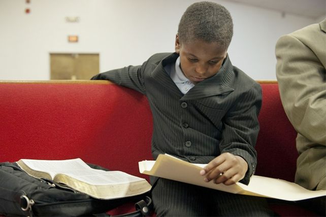 Tiene 11 años y se ordenó como sacerdote