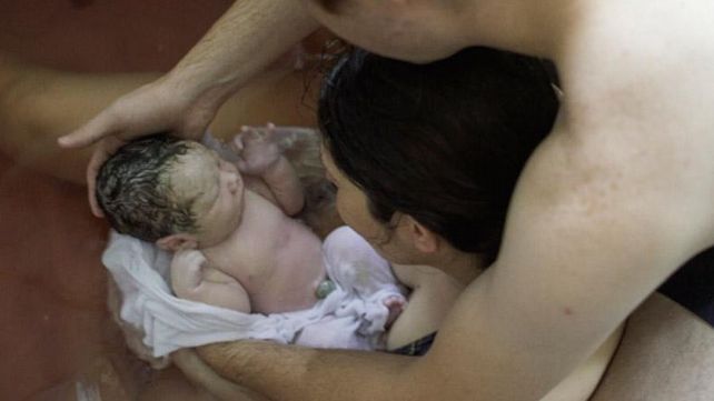 Se les murió el bebé en su casa y los acusan de homicidio