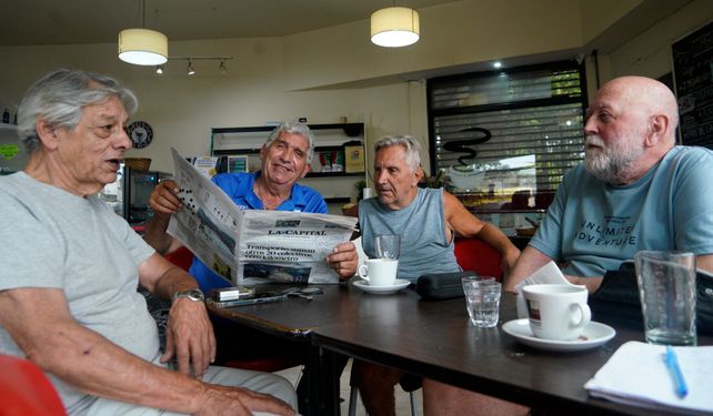 Con los amigos. José Previti se junta con los amigos para tomar café y leer La Capital 