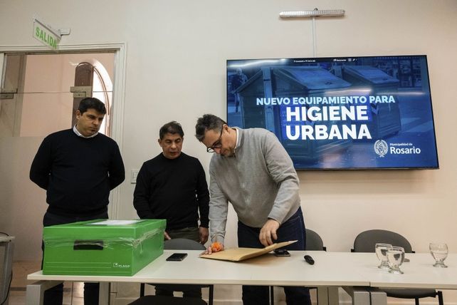 El acto de apertura de sobres para la adquisición de nuevos contenedores.