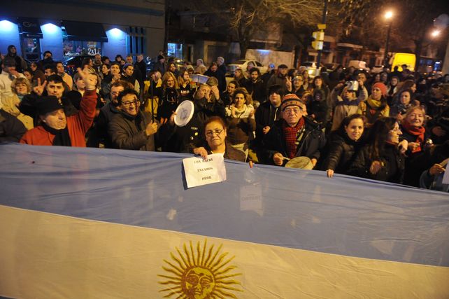 Arroyito. Una importante cantidad de gente protestó en avenida Alberdi.