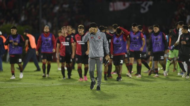 Larriera parece buscar explicaciones. Newells perdió con Boca y quedó muy complicado para clasificar.