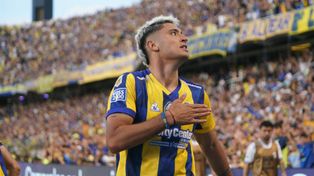 Alejo Veliz se toca el pecho, con la imagen de Russo. Central venció a Platense con el aura de Russo.