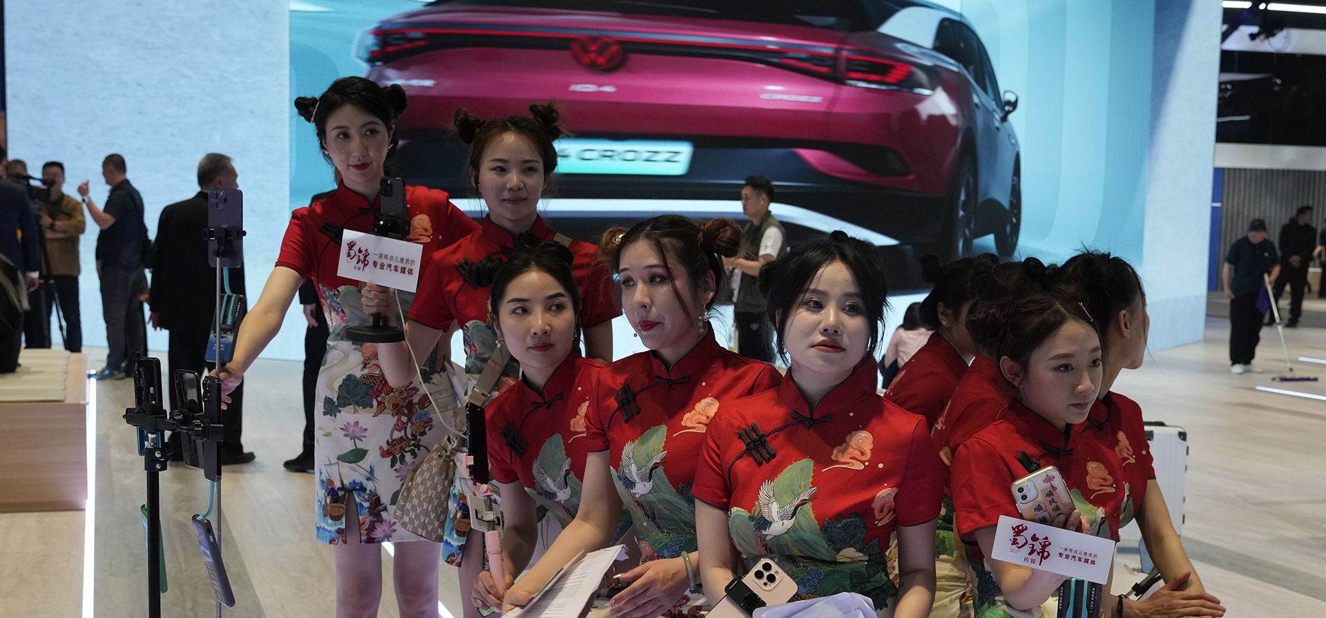 Blogueros chinos se reúnen en el stand de Volkswagen durante la feria Auto Shanghai 2023 en Shanghái, el martes 18 de abril de 2023.  (Foto AP/Ng Han Guan)